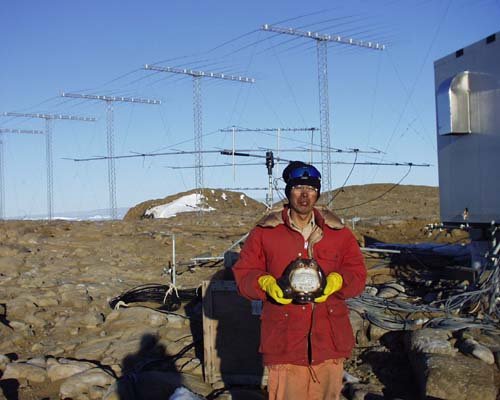 Kimio en la base. A su espalda las antenas del radar de HF para estudio de auroras boreales