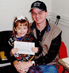 Jessica Dowding, KD7PIO, con su padre, Clark, N7TDT, poco despues de haber aprobado