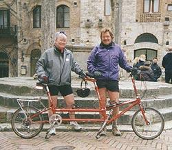 Jeannie y Stephen, N0BF, se preparan para viajar aSan Gimignano en su bicicleta tandem
