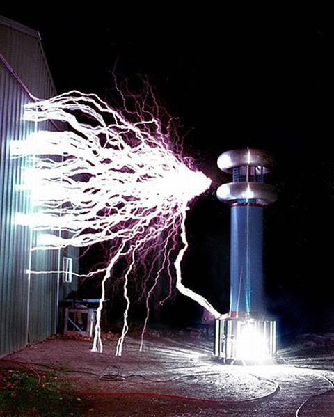 Bobina Tesla de aficionado, generando chispas de cientos de miles de voltios